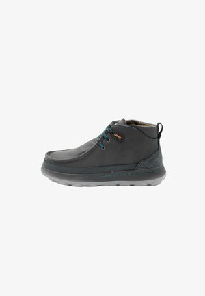 Bottes de cheville en cuir gris avec des accents bleus, bout rond, semelle texturée contrastante et doublure intérieure à motifs. Logo Jeep sur le côté.