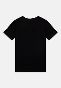 Czarny bawełniany T-shirt z krótkim rękawem, okrągłym dekoltem i małym białym logo na lewym rękawie. Gładka tekstura, standardowy krój.