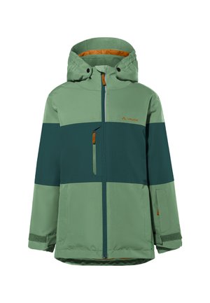 Veste imperméable verte et bleu canard foncé avec une capuche, devant zippé et accents orange. Comprend des poignets élastiques et une poche zippée.