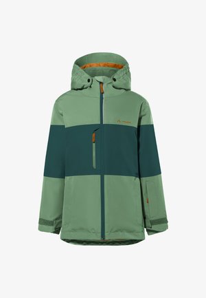 Groene en donkerblauwe waterdichte jas met een capuchon, een rits aan de voorkant en oranje accenten. Beschikt over elastische manchetten en een ritszak.