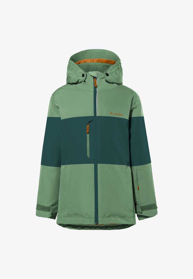 Giacca impermeabile verde e teal scuro con cappuccio, chiusura con zip e dettagli arancioni. Presenta polsini elasticizzati e una tasca con zip.
