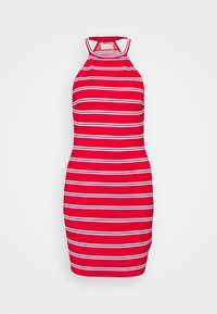 Červeno proužkovaná šaty vyrobená z elastického materiálu, s vysokým výstřihem a úzkými bílými pruhy. Těsně přiléhající design, bez dalších ozdob.