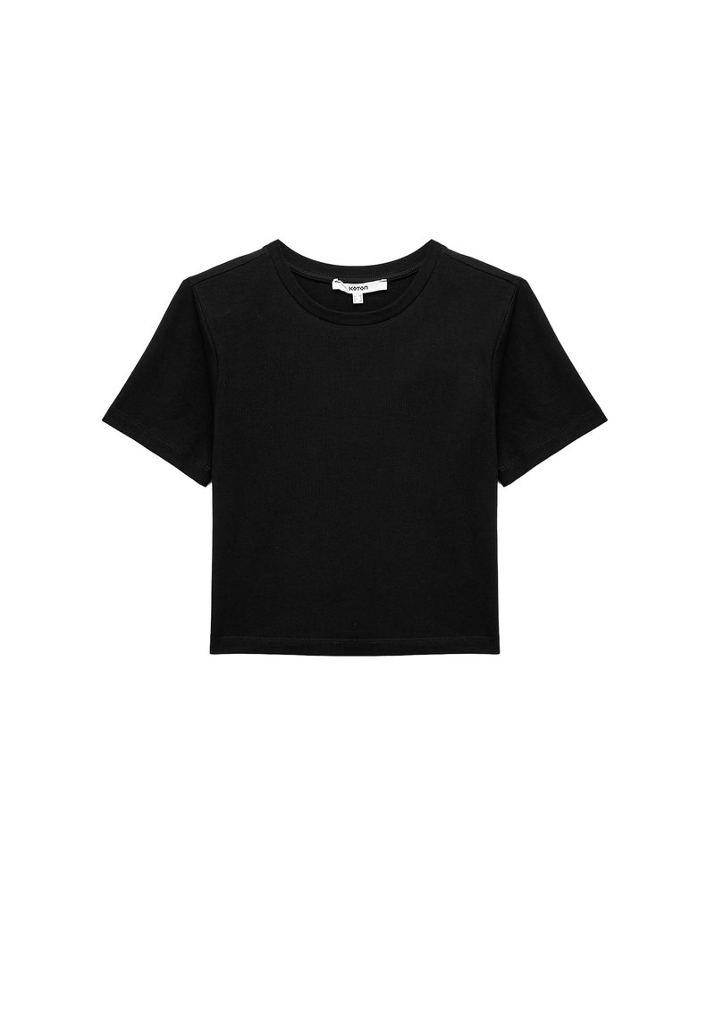 Czarny krótki T-shirt wykonany z miękkiej bawełny, z okrągłym dekoltem i krótkimi rękawami, bez widocznych wzorów ani akcentów.