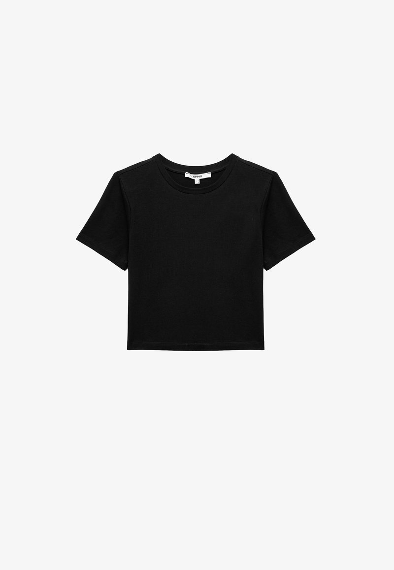Czarny krótki T-shirt wykonany z miękkiej bawełny, z okrągłym dekoltem i krótkimi rękawami, bez widocznych wzorów ani akcentów.