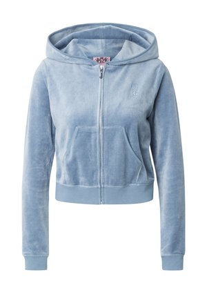 Svetle modrá velurová mikina s kapucí na zip, předními kapsami a žebrovanými manžetami, s malým vyšívaným logem na hrudi.
