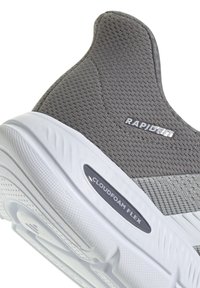 Grauer Sportschuhabsatz mit Mesh-Gewebe, weiße gepolsterte Sohle mit der Aufschrift "CLOUDFOAM FLEX" und "RAPIDFIT" Branding am Obermaterial.