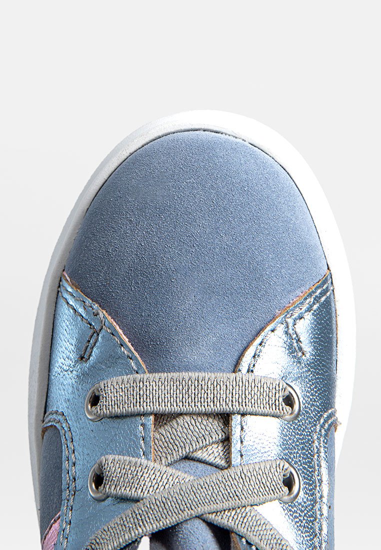 Baskets bleues à mélange de suède et de matériau brillant, bouts ronds, lacets gris et semelle en caoutchouc blanche avec des détails de couture.