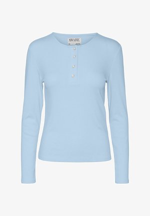 Jasnoniebieska bluzka z długim rękawem i prążkowanym wykończeniem, z okrągłym dekoltem i pięcioma ozdobnymi perłowymi guzikami wzdłuż zapięcia.