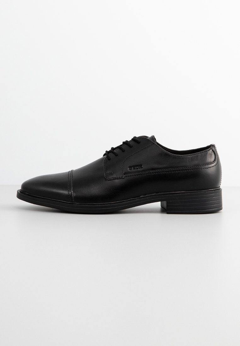 Scarpa da uomo in pelle nera con punta arrotondata, design con lacci, superficie liscia e tacco impilato. Stile minimalista con dettagli di cucitura discreti.