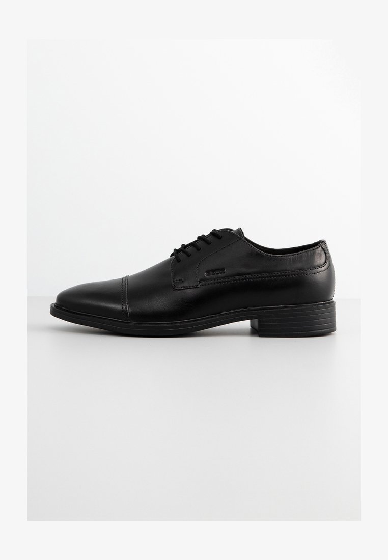 Scarpa da uomo in pelle nera con punta arrotondata, design con lacci, superficie liscia e tacco impilato. Stile minimalista con dettagli di cucitura discreti.