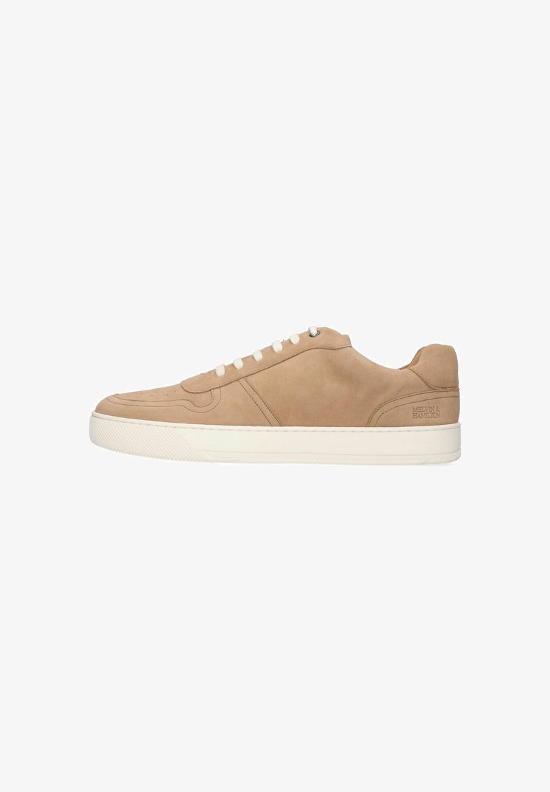 Beige ruskinds sneakers med hvid gummisål, der har rund tå, fem snørrehuller og diskrete sidesyninger.