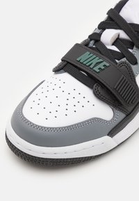 Jordan LEGACY - Matalavartiset tennarit - white/oxidized green/black/cool grey