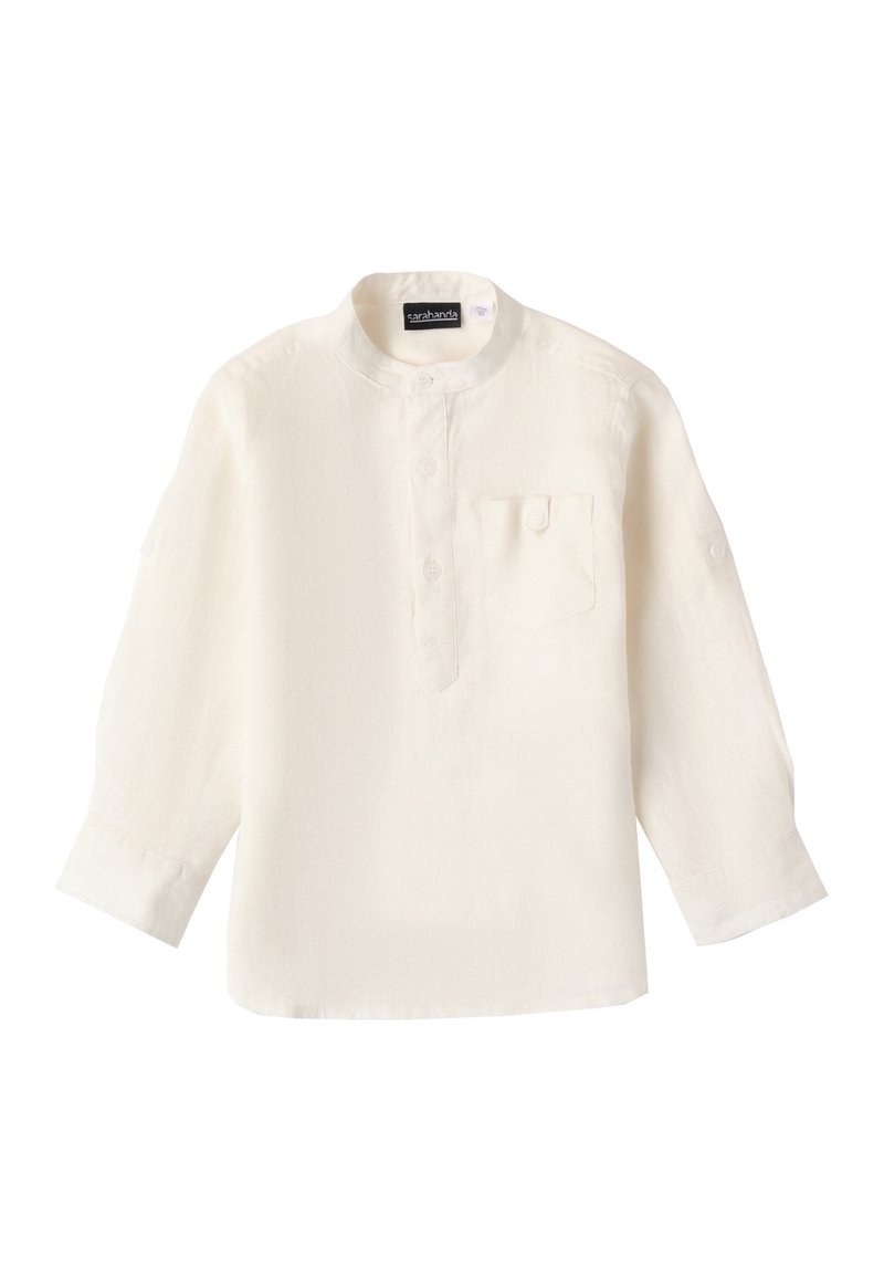 Camisa blanca de manga larga hecha de tejido ligero, con cuello mao, una tapeta con botones y un bolsillo en el pecho.