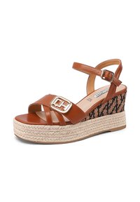 Sandalo con zeppa in pelle marrone, dotato di una fascia larga, fibbia decorativa, texture intrecciata nel tallone e una piattaforma avvolta in iuta.