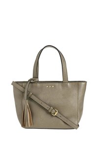 Sac fourre-tout en cuir dans un olive atténué avec deux poignées, une sangle amovible et un accent en tassel. Possède une surface texturée et des accessoires en métal doré.