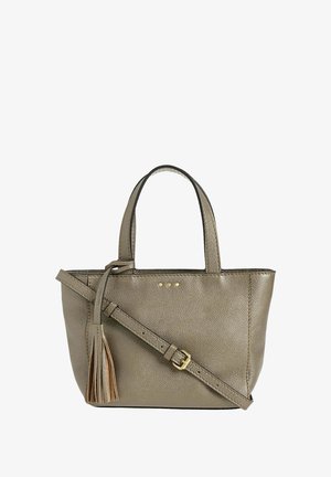 Sac cabas en cuir vert olive avec double poignée supérieure, bandoulière amovible et un accent de pampille. Finition texturée avec des détails en métal doré.