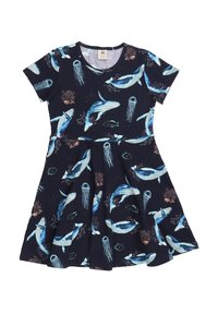 Dunkelblaues Kleid mit einem ozeanischen Muster, das Wale, Quallen und Korallen zeigt. Kurze Ärmel, Rundhals, ausgestellter Rock, weicher Stoff.