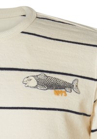 Gestreepte, crèmekleurige shirt met marineblauwe horizontale strepen en een gedetailleerd geborduurd visdesign. De textuur is ribbelig.