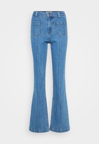 Blå denim bukser med flair og høy midje, med front- og baklommer, kontrastsøm og en jevn, teksturert overflate.