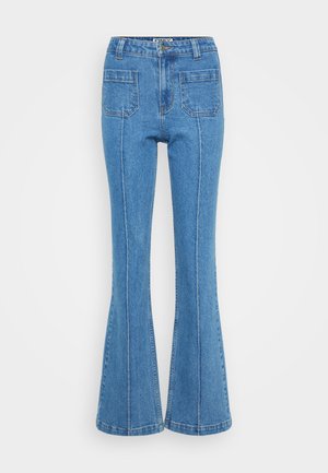 Blå denim bukser med flair og høy midje, med front- og baklommer, kontrastsøm og en jevn, teksturert overflate.