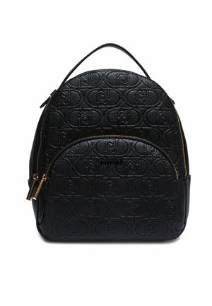 Sac à dos en cuir noir avec motifs de logo en relief, un sommet légèrement arrondi et des accessoires en fermeture éclair dorée. Comprend une poche avant.