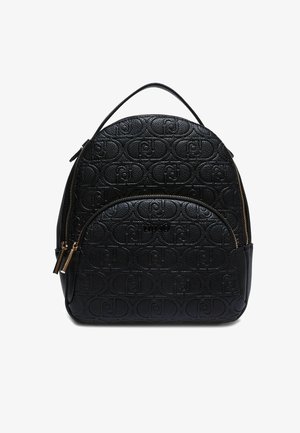 Sac à dos en cuir noir avec motifs de logo en relief, un sommet légèrement arrondi et des accessoires en fermeture éclair dorée. Comprend une poche avant.
