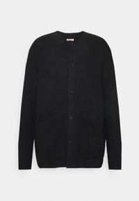 Cardigan noir en maille à manches longues avec col rond, fermeture boutonnée devant et deux poches avant sur un fond uni clair.