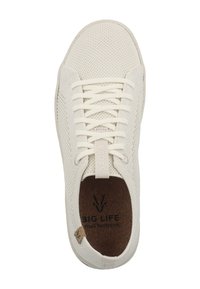 Sneaker bianca in rete con lacci piatti, punta arrotondata e soletta in sughero. Presenta il logo sulla soletta e un'etichetta sul lato. Superficie texturizzata. Design leggero.