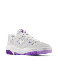 Sneaker bianca con accenti viola, dotata di una parte superiore in pelle testurizzata, dettagli perforati, suola ammortizzata e branding visibile.