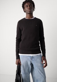 Calvin Klein WAFFLE TEXTURE SWEATER - Pulover - black
