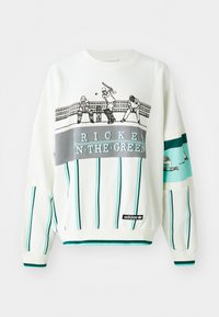 Λευκή μπλούζα με γαλαζοπράσινες και μαύρες ρίγες, με γραφικό τύπωμα του παιχνιδιού κρίκετ. Περιλαμβάνει ribbed μανίκια και τελείωμα. Παρούσα η λογότυπο της Adidas.