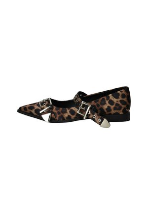 Leopardprint platte schoen met spitse neus, zilveren hardware en verstelbare band. Gemaakt van textiel met een gladde textuur en zwarte zool.