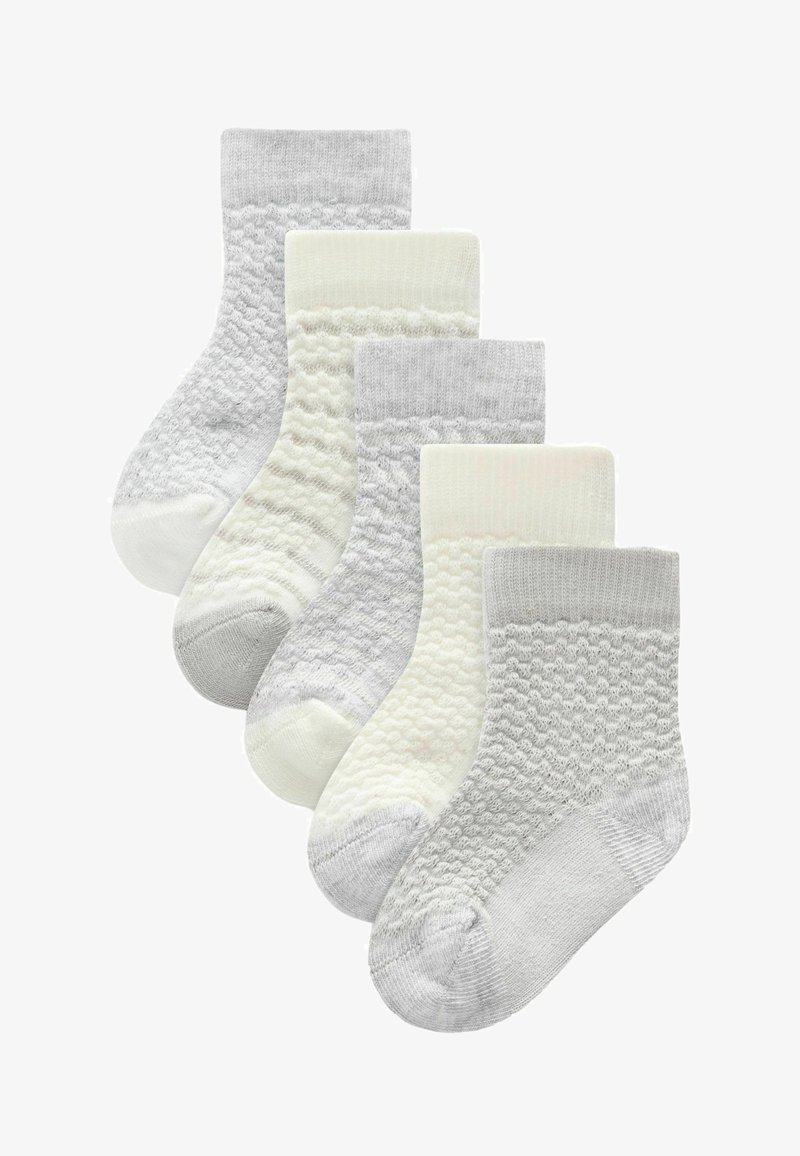 Set di cinque calzini in grigio chiaro e crema. Le caratteristiche includono texture varie, polsini a coste e punte rinforzate. Modelli lisci e lavorati a maglia.