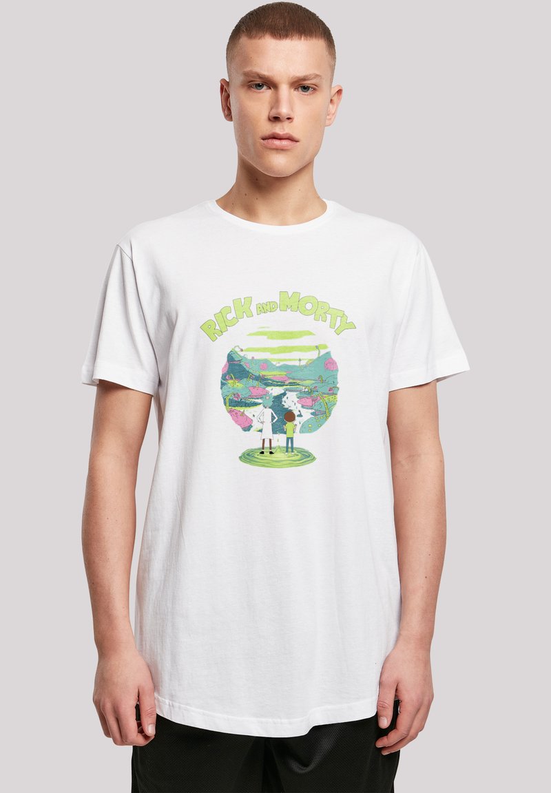 Hvit bomull T-skjorte med et fargerikt trykk av "Rick and Morty" som viser lekne karakterer, en virvlende grønn portal og levende detaljer.