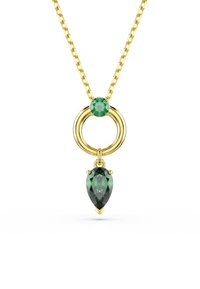 Gouden halsketting met een cirkelvormige hanger met daarop een groene ronde edelsteen en daaronder een hangende groene peer-vormige edelsteen.