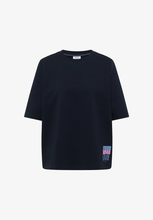 T-shirt bleu marine à manches courtes avec col rond, petit motif floral coloré et texte "LA VIE" sur le côté inférieur gauche.
