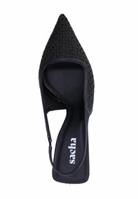 Escarpin noir à bout pointu avec une texture tissée, talon ouvert et une fine lanière. Marque "sacha" visible sur la semelle intérieure.