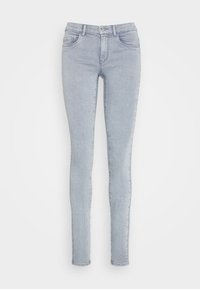 Jeans ajustados de un azul claro, fabricados en denim, con una textura suave, diseño clásico de cinco bolsillos y cierre de botón y cremallera.