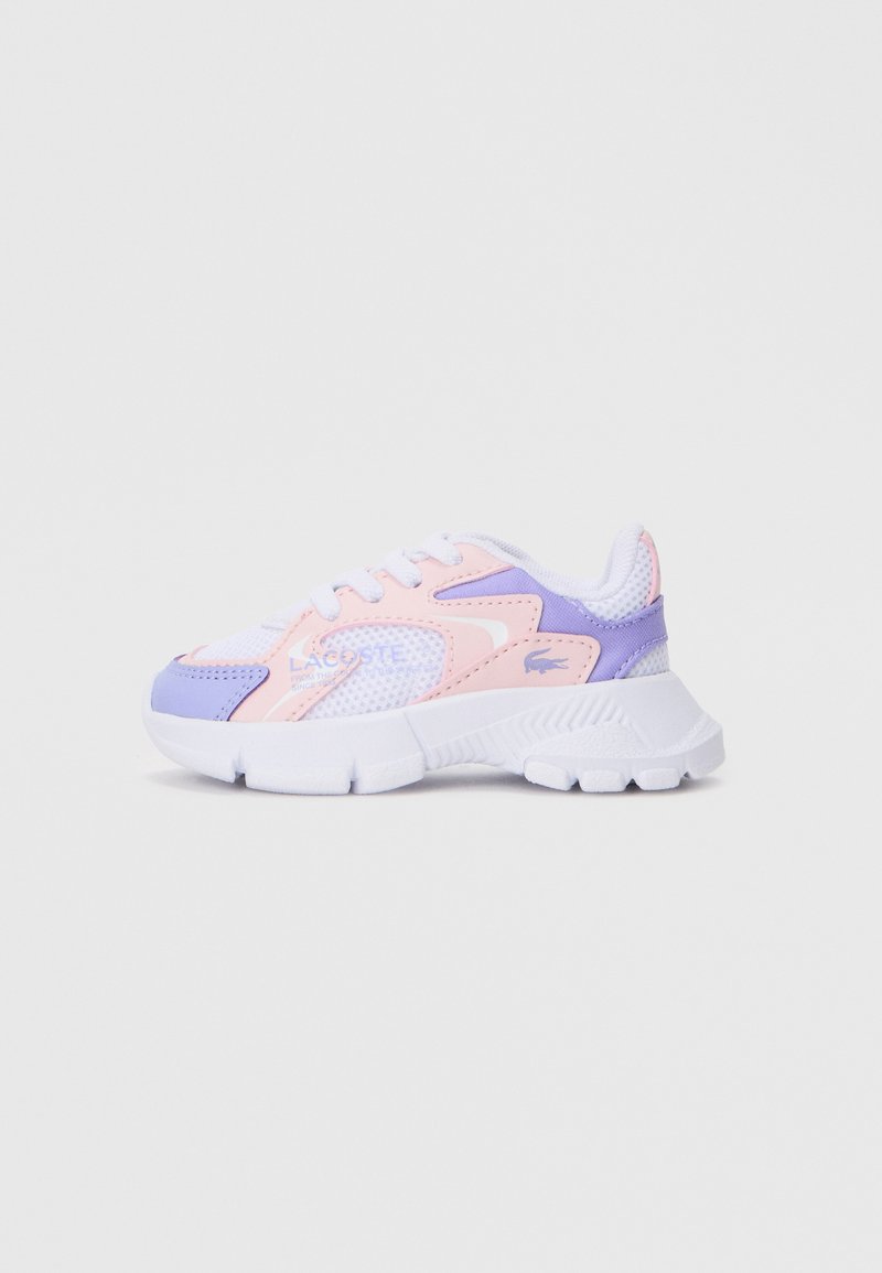 Lacoste'i tossud, mis on valmistatud valgest, roosast ja lavendli värvi sünteetilisest materjalist. Ümar varvas, võrgupaneelid ja tekstureeritud valge alus.