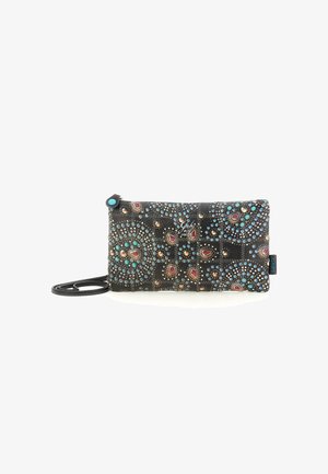Clutch nera con zip, decorata da motivi colorati di perline e gemme, con cinturino per il polso e logo Gabs sulla parte frontale.