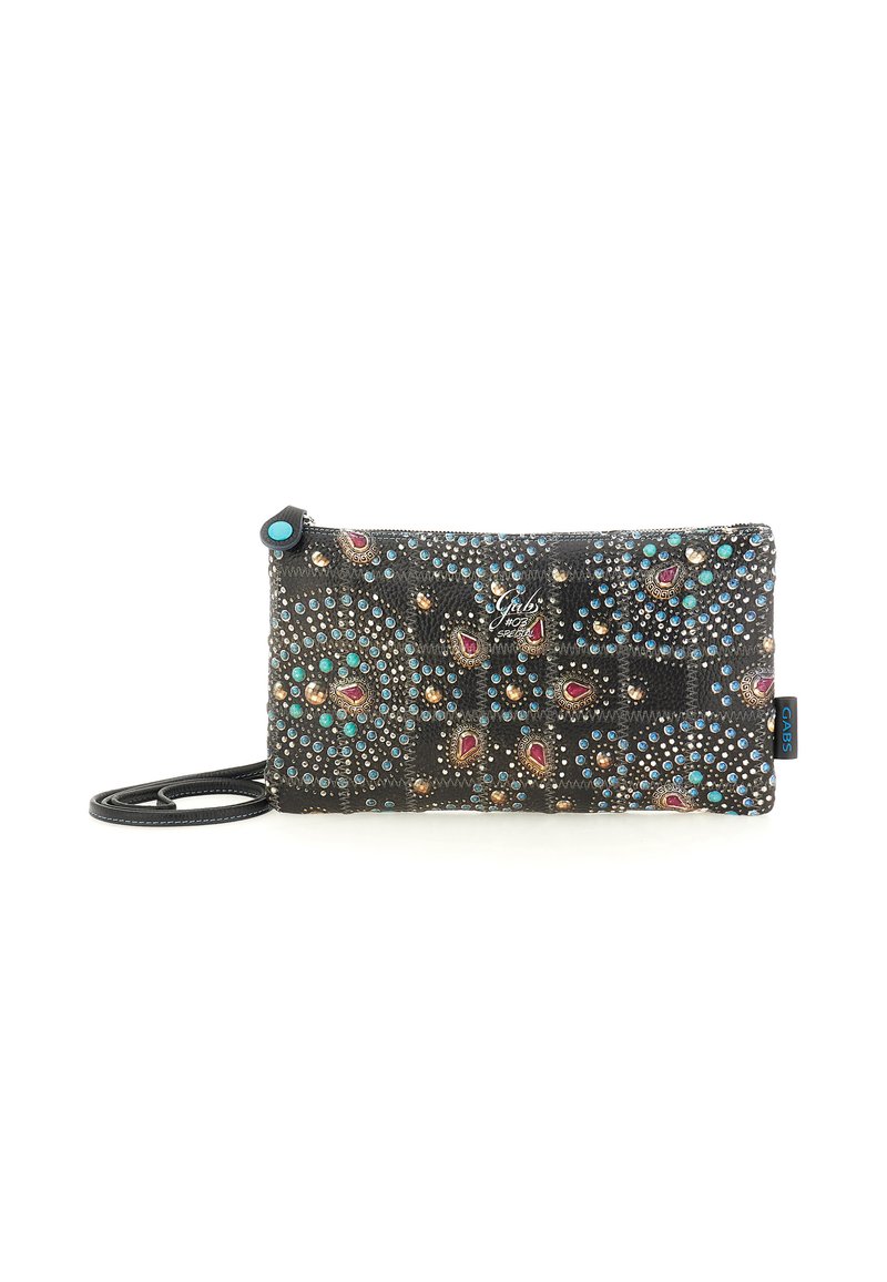 Clutch nera con zip, decorata da motivi colorati di perline e gemme, con cinturino per il polso e logo Gabs sulla parte frontale.