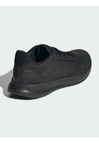 Černá sportovní obuv s texturovaným síťovaným svrškem, syntetickými doplňky a pevnou gumovou podrážkou. Na boku je vidět značení se třemi proužky.