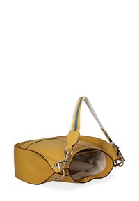 Geel leren tas met een gladde textuur, gebogen ontwerp en contrasterende donkere afwerking; beschikt over een gestreepte stoffen schouderband en metalen hardware.