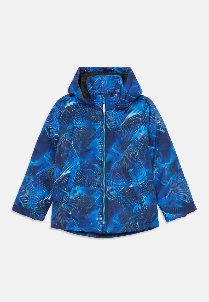 Chaqueta de invierno con capucha en azul y negro, decorada con un patrón, con cremallera frontal y dos bolsillos en ángulo, colocada plana sobre un fondo blanco.