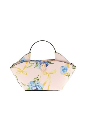 Gestructureerde roze handtas met zwarte handgreep, versierd met blauwe bloemen en gele lintpatronen, voorzien van een kleine gouden sluiting.