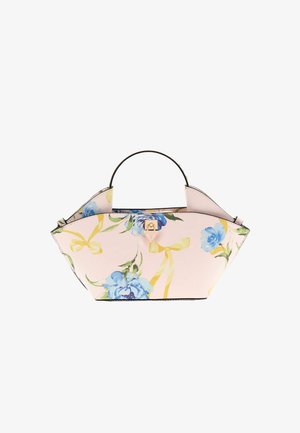 Gestructureerde roze handtas met zwarte handgreep, versierd met blauwe bloemen en gele lintpatronen, voorzien van een kleine gouden sluiting.