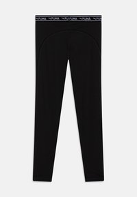 Fekete leggings, testhezálló fazonban, elasztikus derékpánttal, fehér Puma logóval, sima textúrával és biztos varrással az oldalakon.