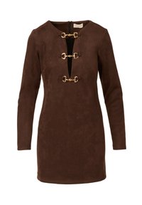 Hnědý semišový šaty s dlouhými rukávy, hlubokým výstřihem do V a třemi zlatými kovovými akcenty na přední části. Hladká textura, přiléhavý silueta.