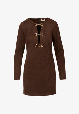 Bruine suède jurk met lange mouwen, diepe V-hals en drie goudkleurige hardwareaccenten aan de voorkant. Glad materiaal, getailleerde silhouet.