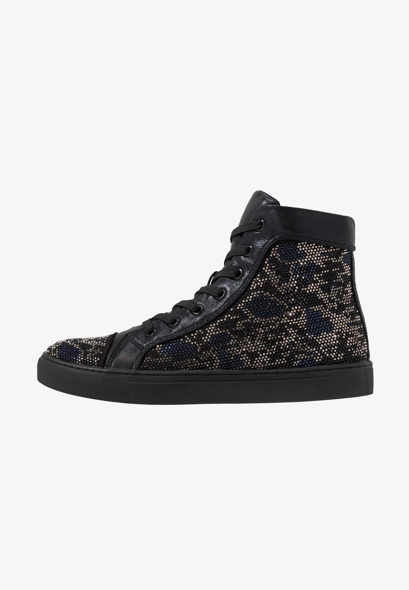 Baskets montantes noires avec garniture en cuir noir et petits strass multicolores formant un motif camouflage sur la tige en tissu.